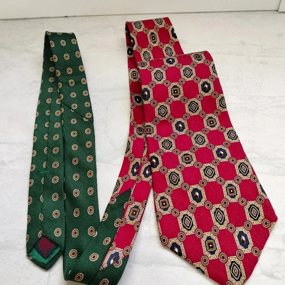 Tommy Hilfiger Silk Necktie Tie Red Green Cream Geometric Pattern Made in USA - Picture 7 of 7